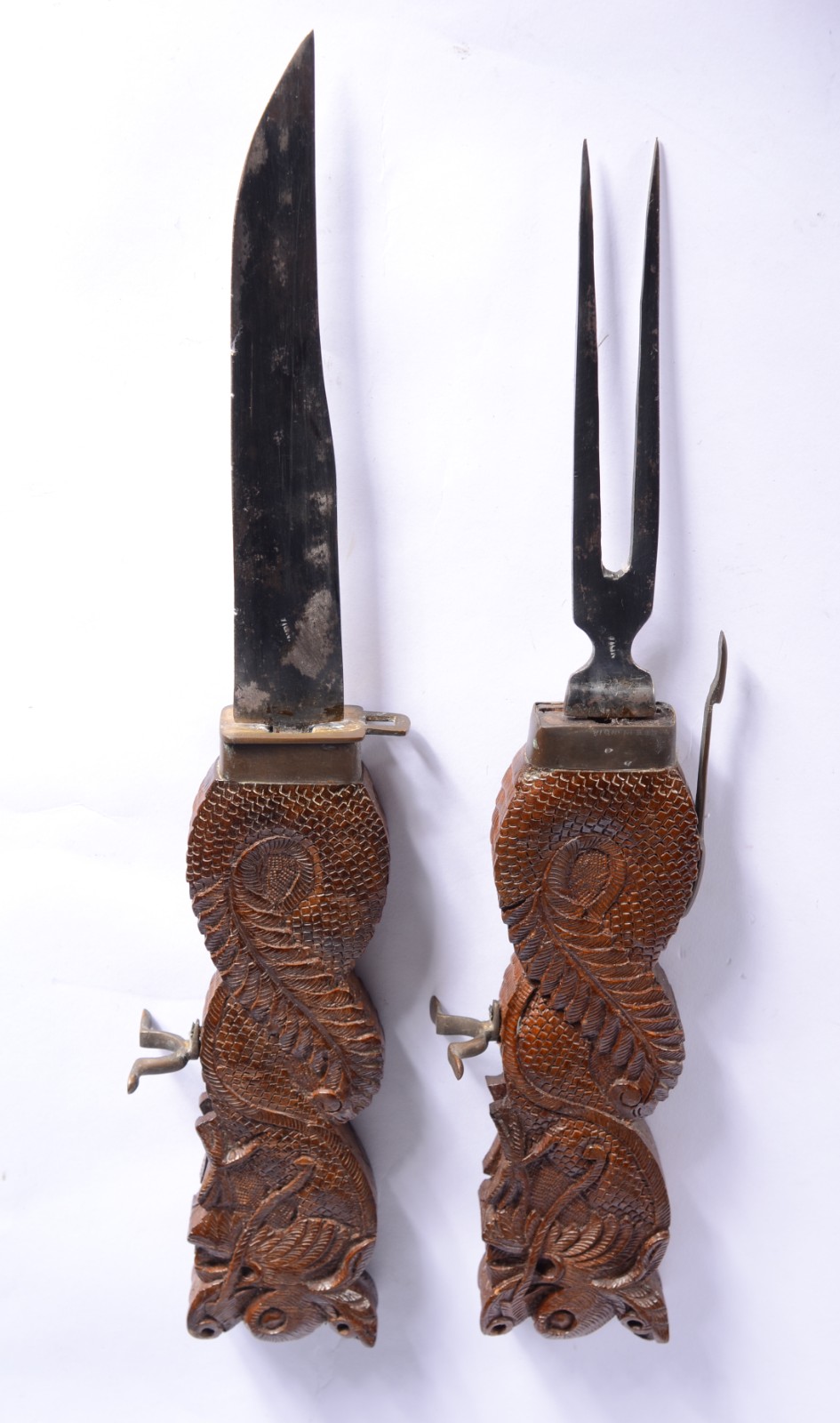 Trinchante oriental de metal com estojo de couro na forma de... - foto 4 de 9