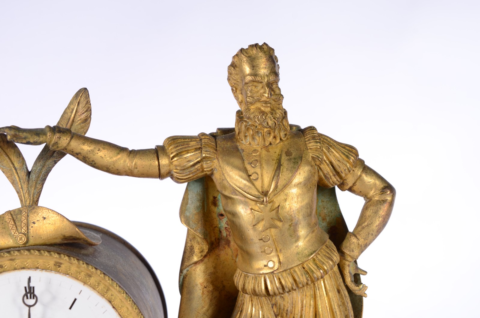 Relógio de mesa de metal dourado ornamentado com figura masculina com... - foto 3 de 8