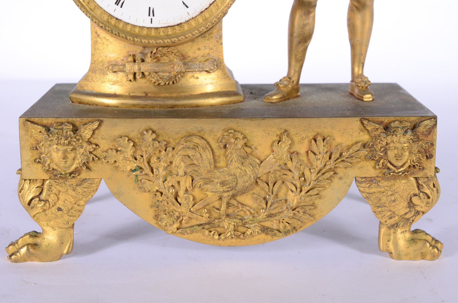 Relógio de mesa de metal dourado ornamentado com figura masculina com... - foto 4 de 8