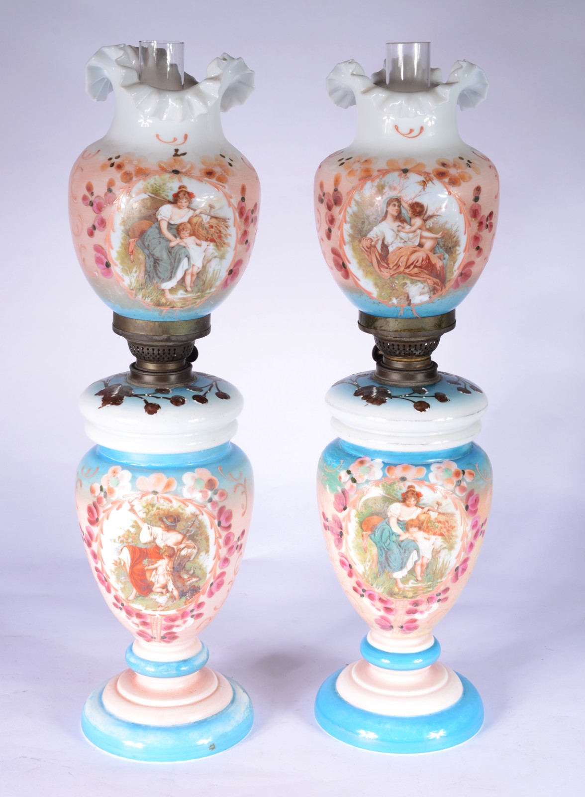 Par de belíssimos abatjoures de opalina branca decorados com figuras... - foto 1 de 7