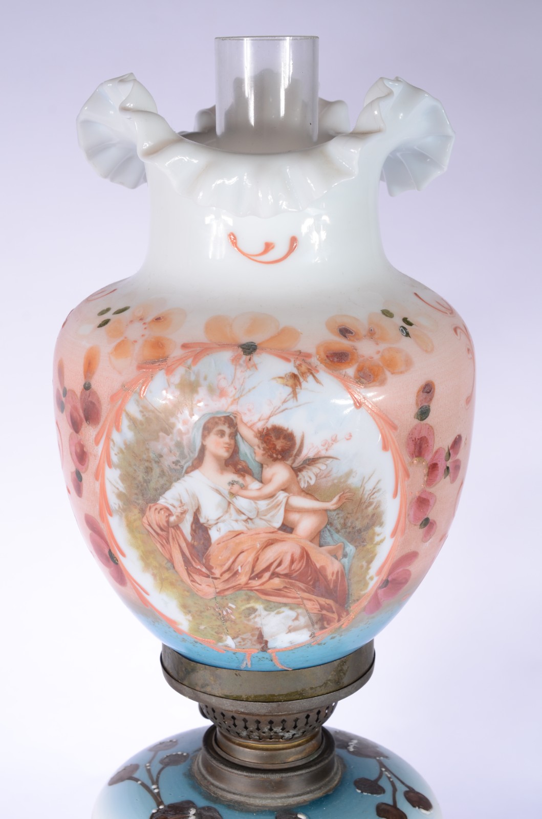 Par de belíssimos abatjoures de opalina branca decorados com figuras... - foto 2 de 7