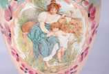 Par de belíssimos abatjoures de opalina branca ... - Par de belíssimos abatjoures de opalina branca decorados com figuras femininas e crianças em policromia, realces com faixas em azul tuquesa, man...