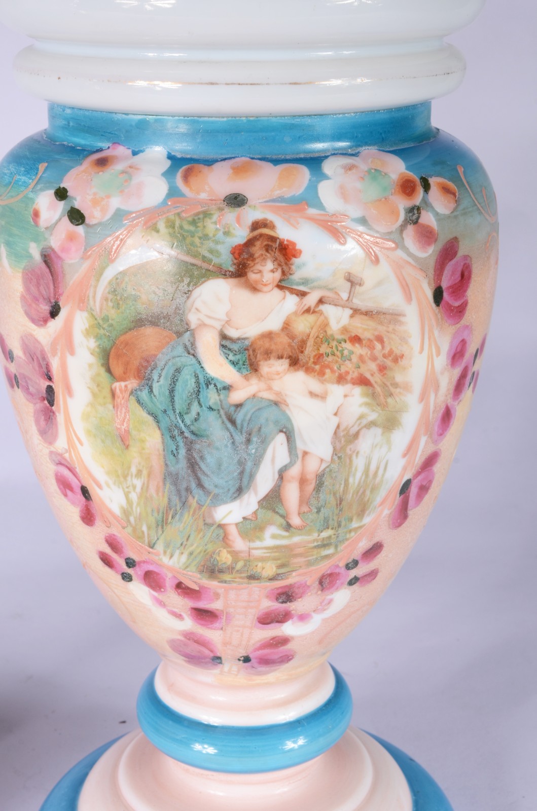 Par de belíssimos abatjoures de opalina branca decorados com figuras... - foto 3 de 7