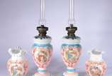 Par de belíssimos abatjoures de opalina branca ... - Par de belíssimos abatjoures de opalina branca decorados com figuras femininas e crianças em policromia, realces com faixas em azul tuquesa, man...