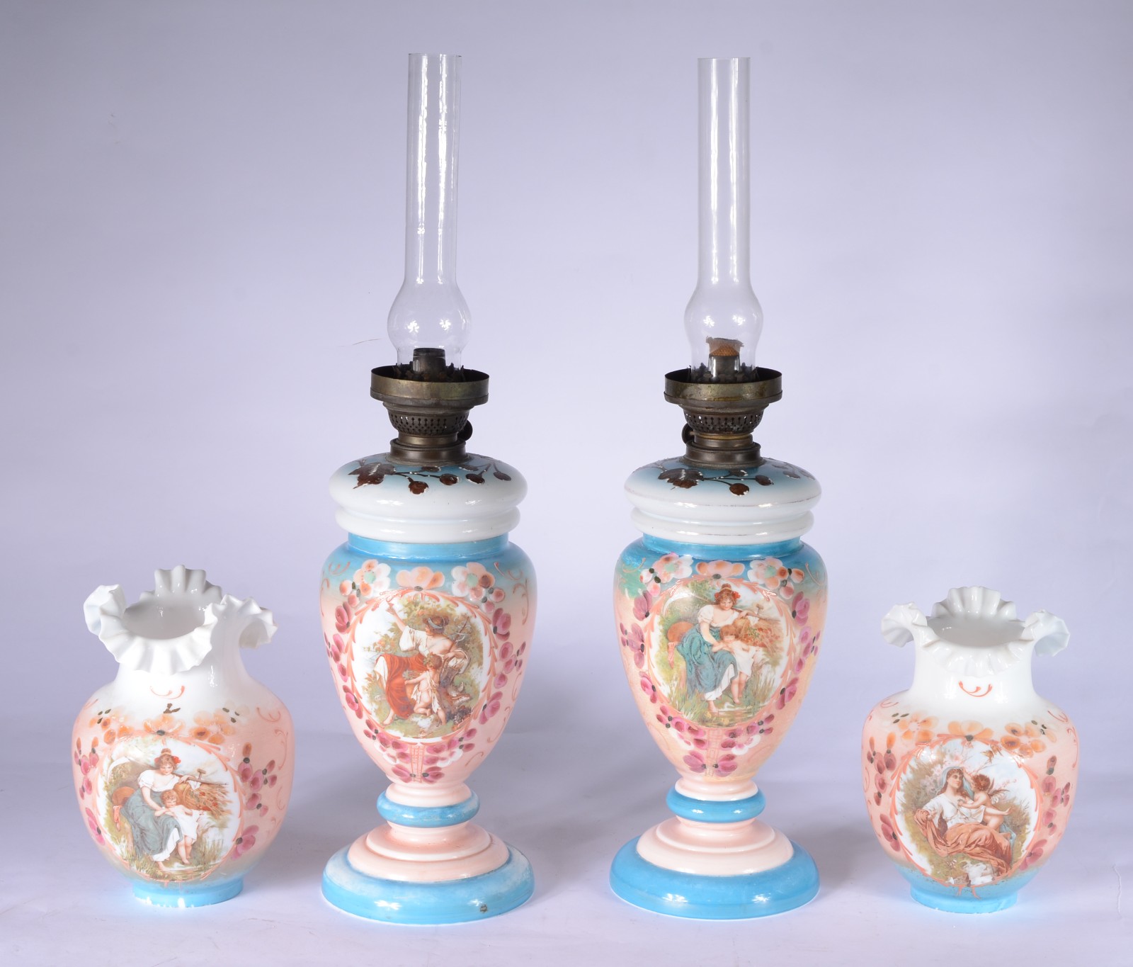 Par de belíssimos abatjoures de opalina branca decorados com figuras... - foto 4 de 7