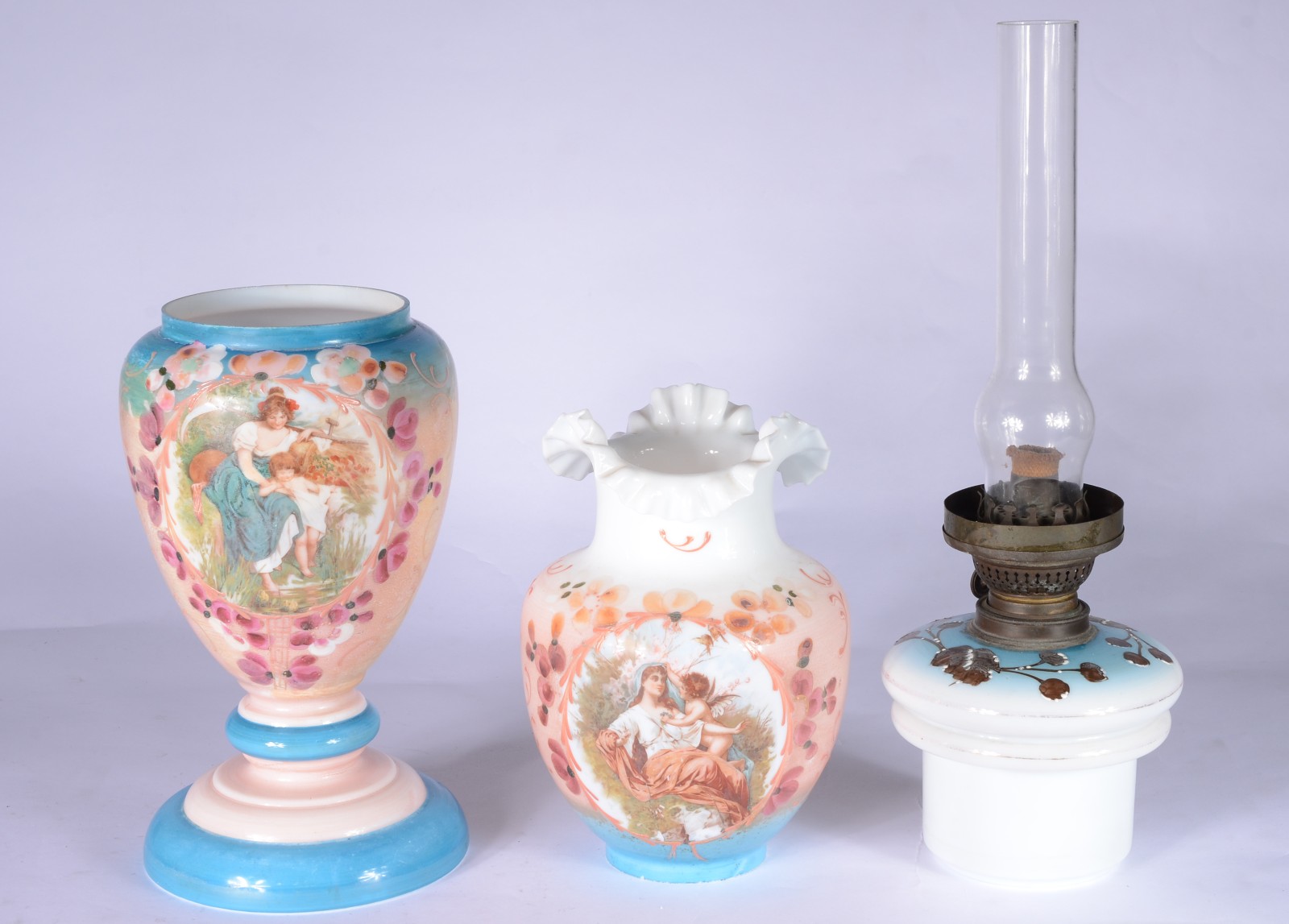 Par de belíssimos abatjoures de opalina branca decorados com figuras... - foto 5 de 7