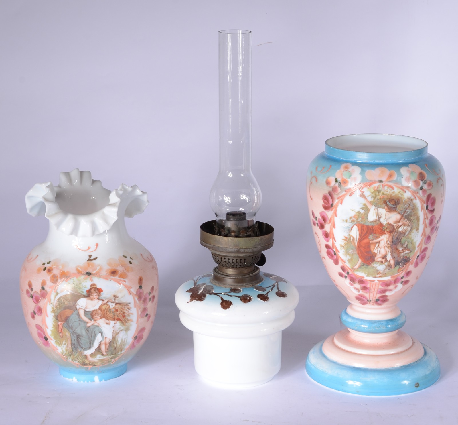 Par de belíssimos abatjoures de opalina branca decorados com figuras... - foto 6 de 7