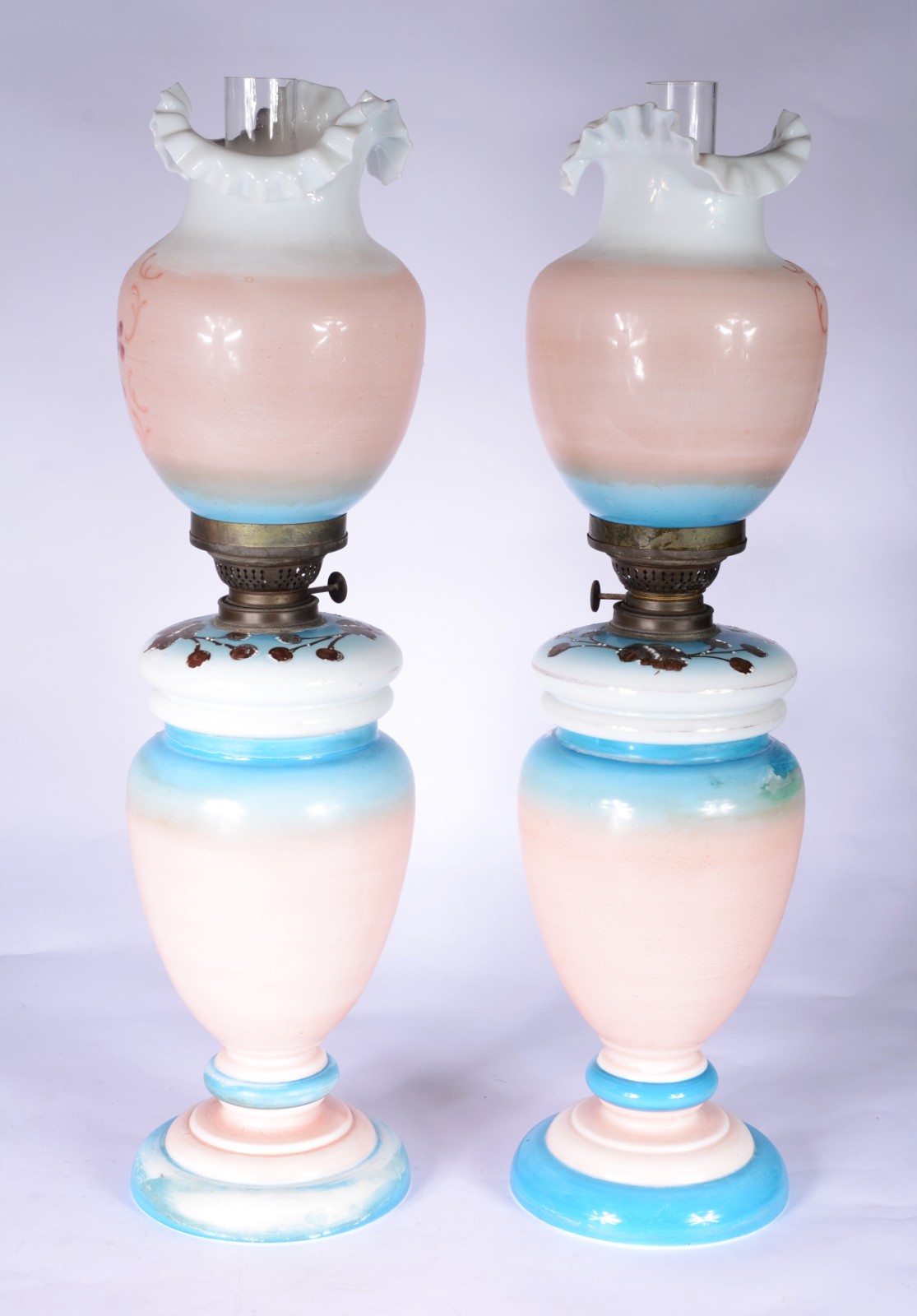 Par de belíssimos abatjoures de opalina branca decorados com figuras... - foto 7 de 7