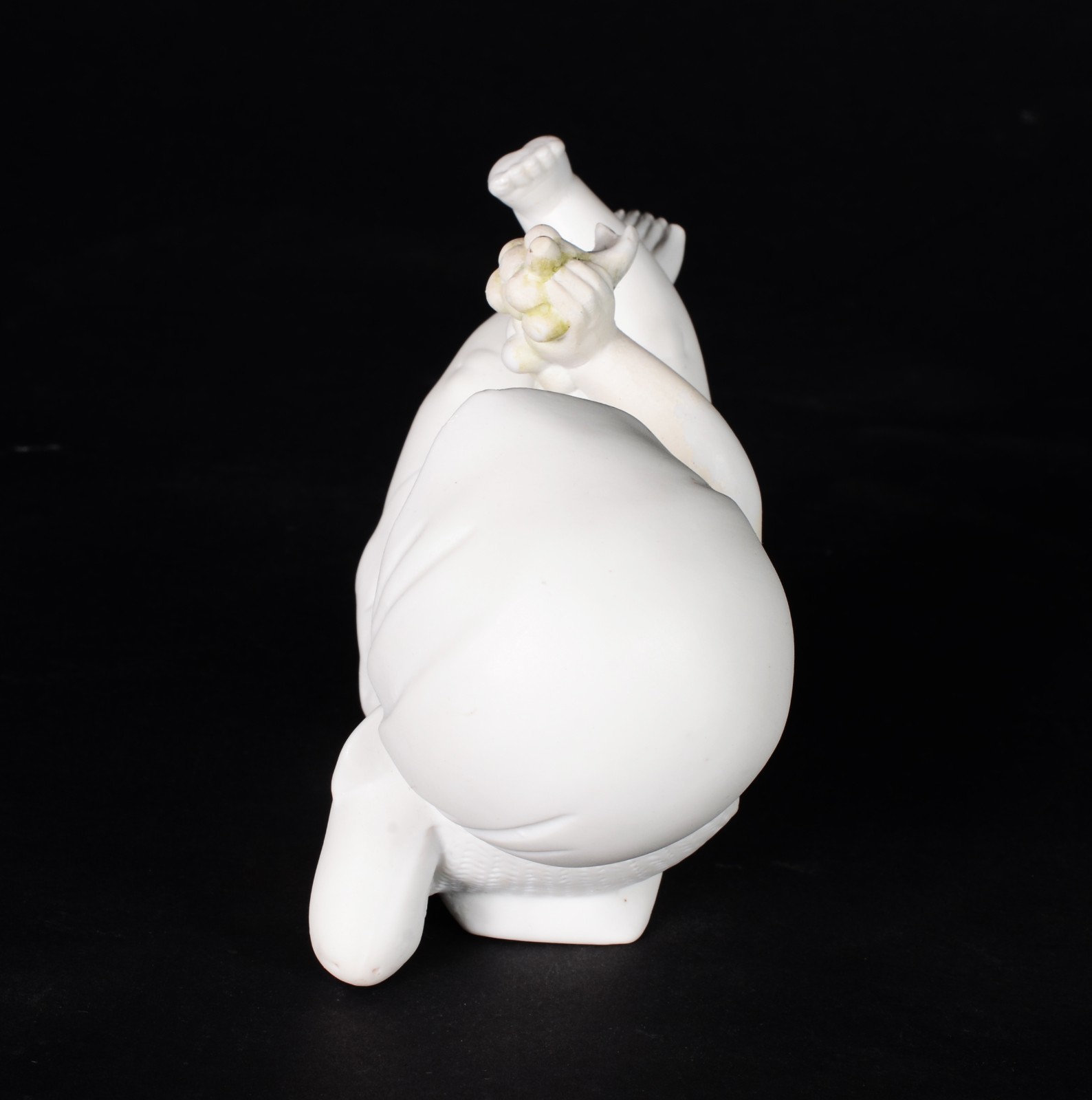 Bebê com cacho de uvas na mão de biscuit europeu. Com restauros. - foto 5 de 9
