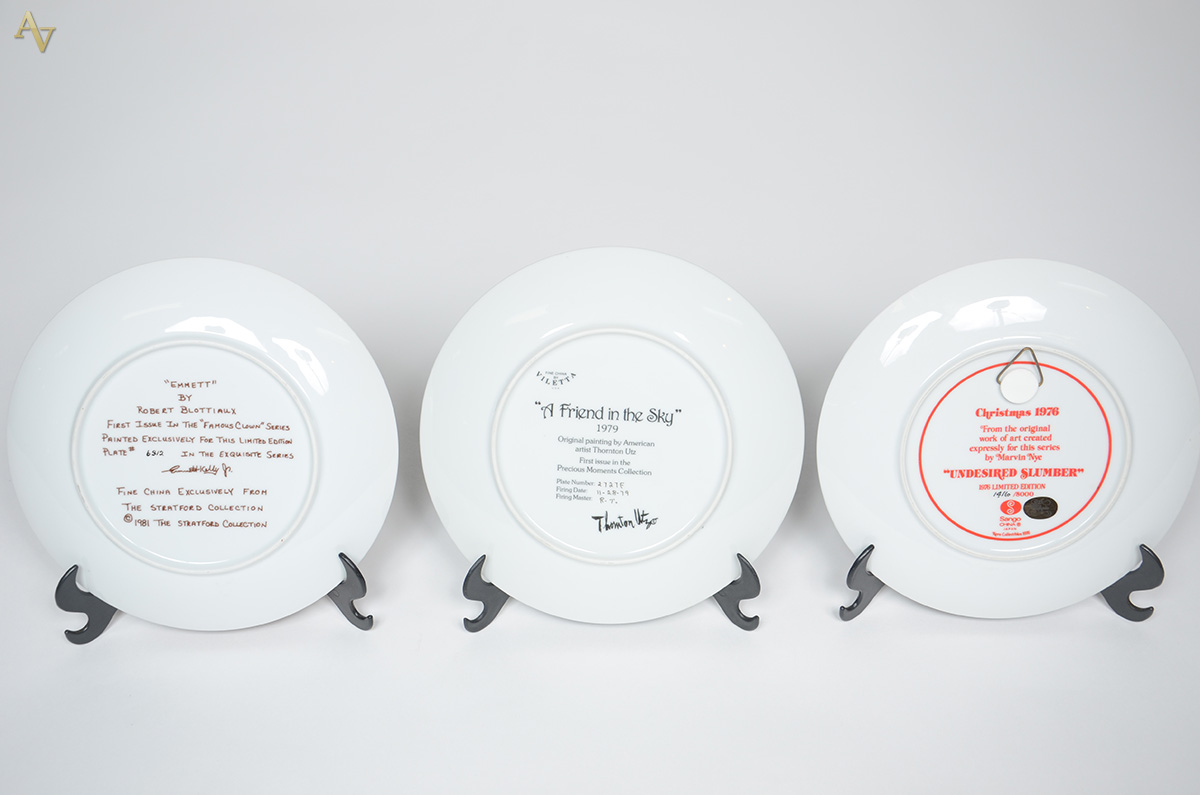 Três pratos de porcelana de coleções limitadas, todos com bordas... - foto 2 de 2