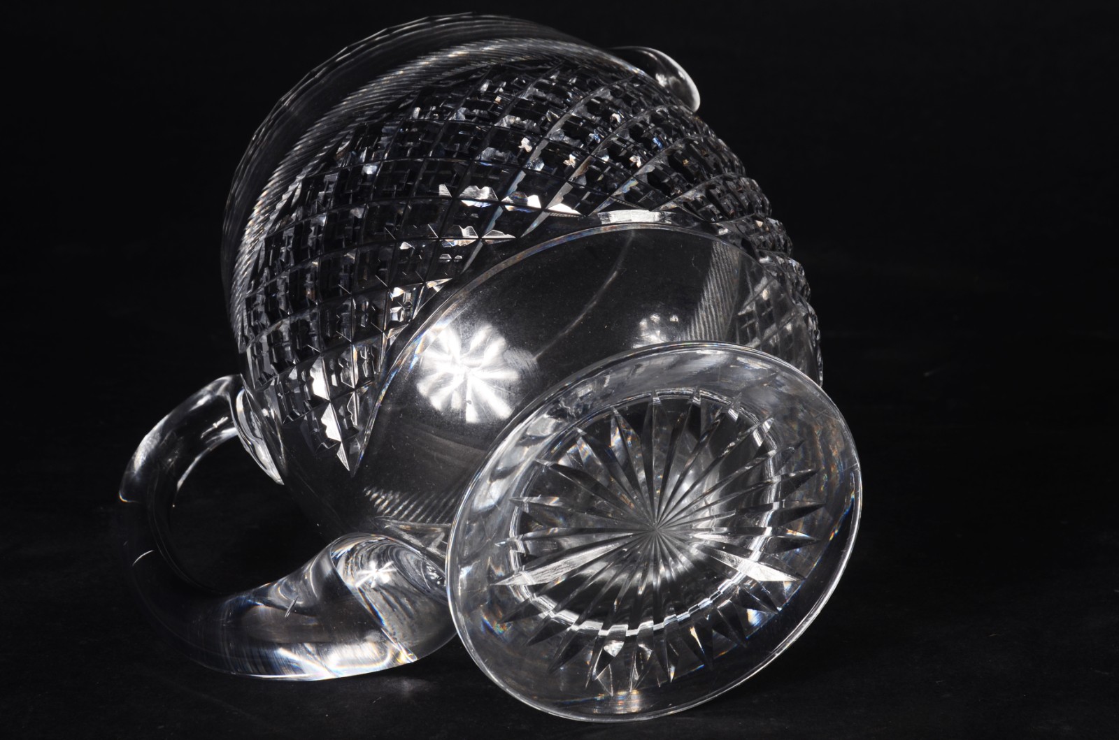 Jarra com alça para água de cristal lapidado, possivelmente Baccarat... - foto 7 de 7