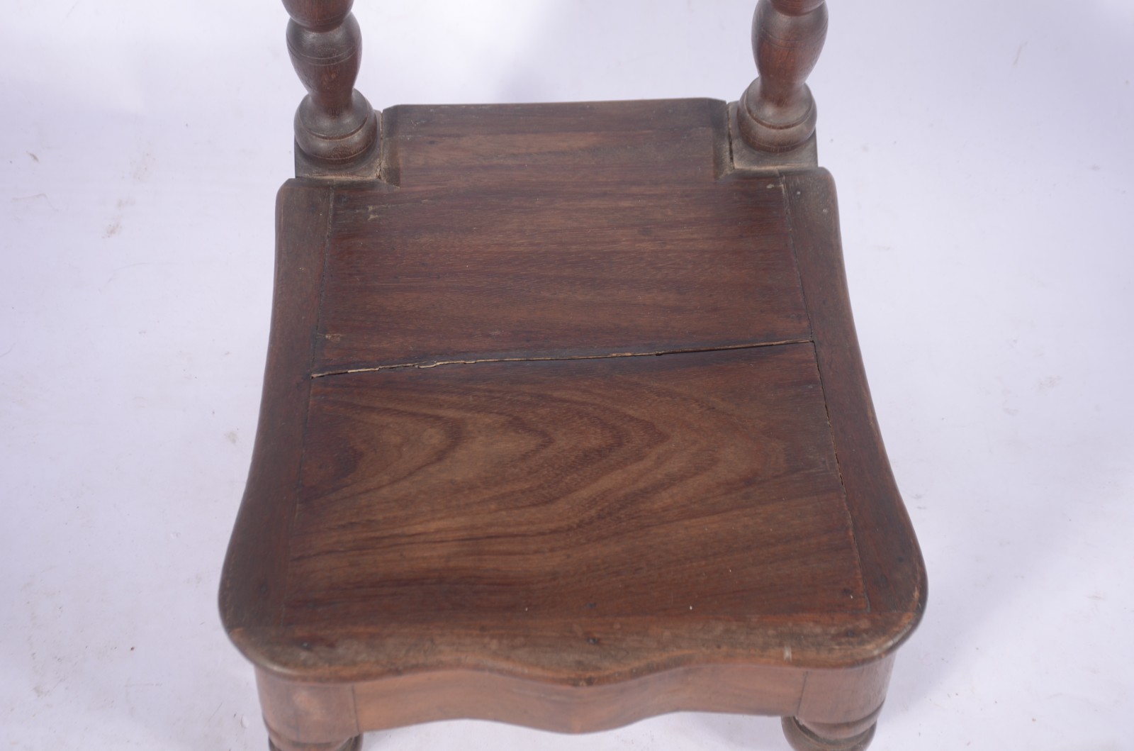 Genuflexório de madeira nobre com detalhes torneados, almofada solta. - foto 4 de 5