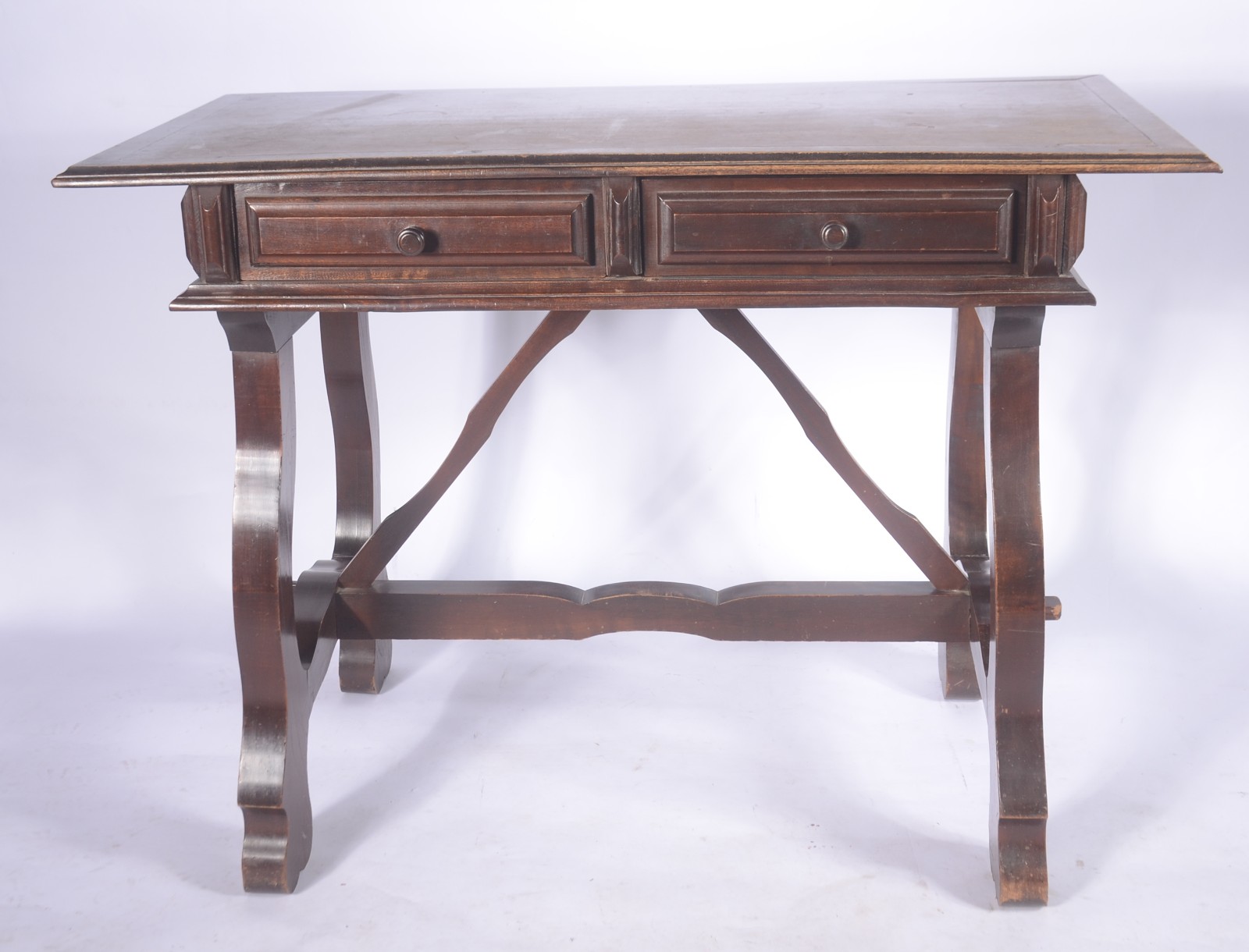 Mesa de madeira nobre, 2 gavetas, pernas na forma de lira unidas por... - foto 2 de 8