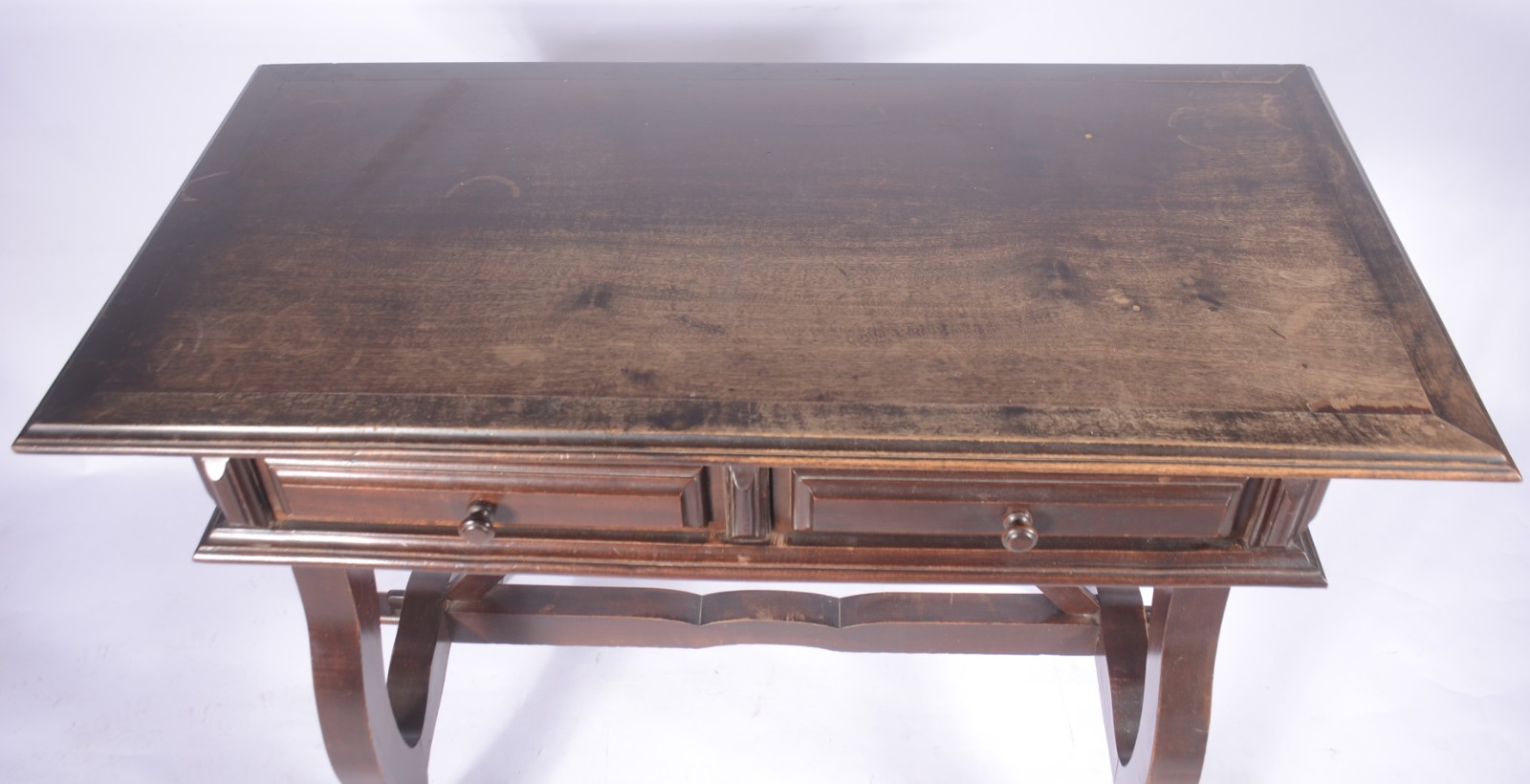 Mesa de madeira nobre, 2 gavetas, pernas na forma de lira unidas por... - foto 3 de 8