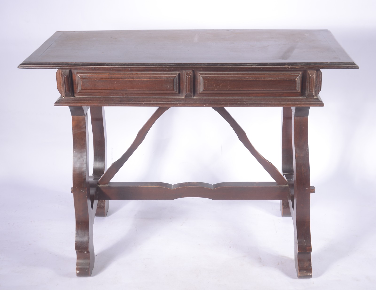 Mesa de madeira nobre, 2 gavetas, pernas na forma de lira unidas por... - foto 4 de 8
