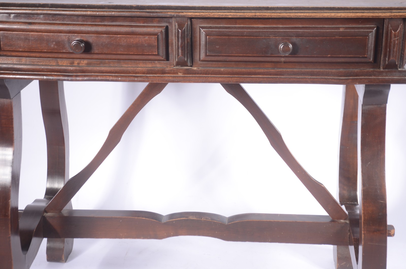 Mesa de madeira nobre, 2 gavetas, pernas na forma de lira unidas por... - foto 5 de 8