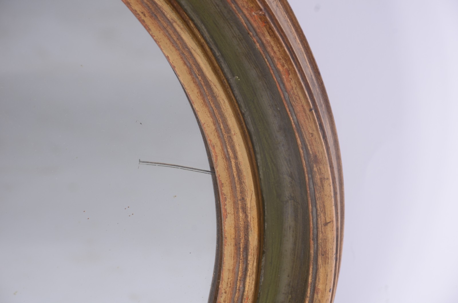 Dois espelhos antigos com moldura, sendo um retangular e outro oval. - foto 3 de 5