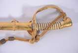 Espada com bainha de metal dourado e couro. Des... - Espada com bainha de metal dourado e couro. Desgastes.