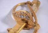 Espada com bainha de metal dourado e couro. Des... - Espada com bainha de metal dourado e couro. Desgastes.