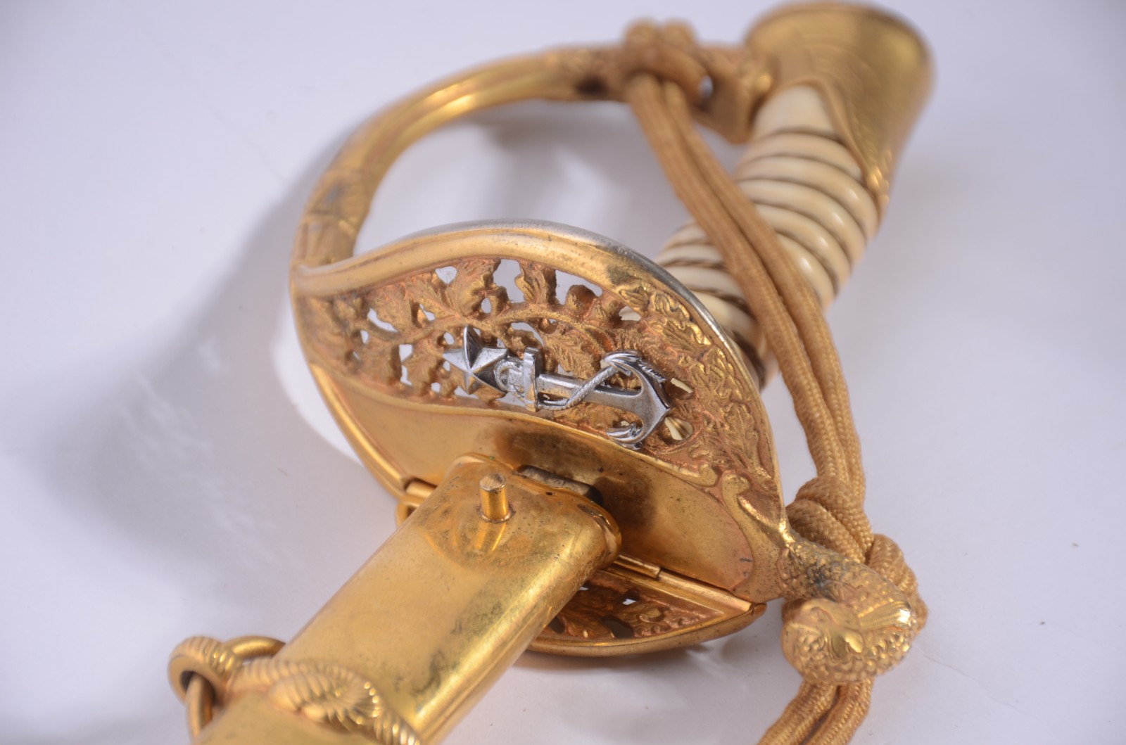 Espada com bainha de metal dourado e couro. Desgastes. - foto 4 de 11