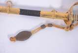 Espada com bainha de metal dourado e couro. Des... - Espada com bainha de metal dourado e couro. Desgastes.