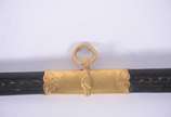 Espada com bainha de metal dourado e couro. Des... - Espada com bainha de metal dourado e couro. Desgastes.