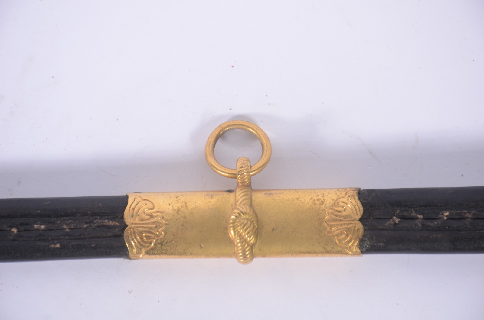 Espada com bainha de metal dourado e couro. Desgastes. - foto 9 de 11