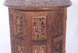 Mesa/banqueta oriental de madeira entalhada e v... - Mesa/banqueta oriental de madeira entalhada e vazada, tampo redondo apoiado sobre base feitio oitavada.