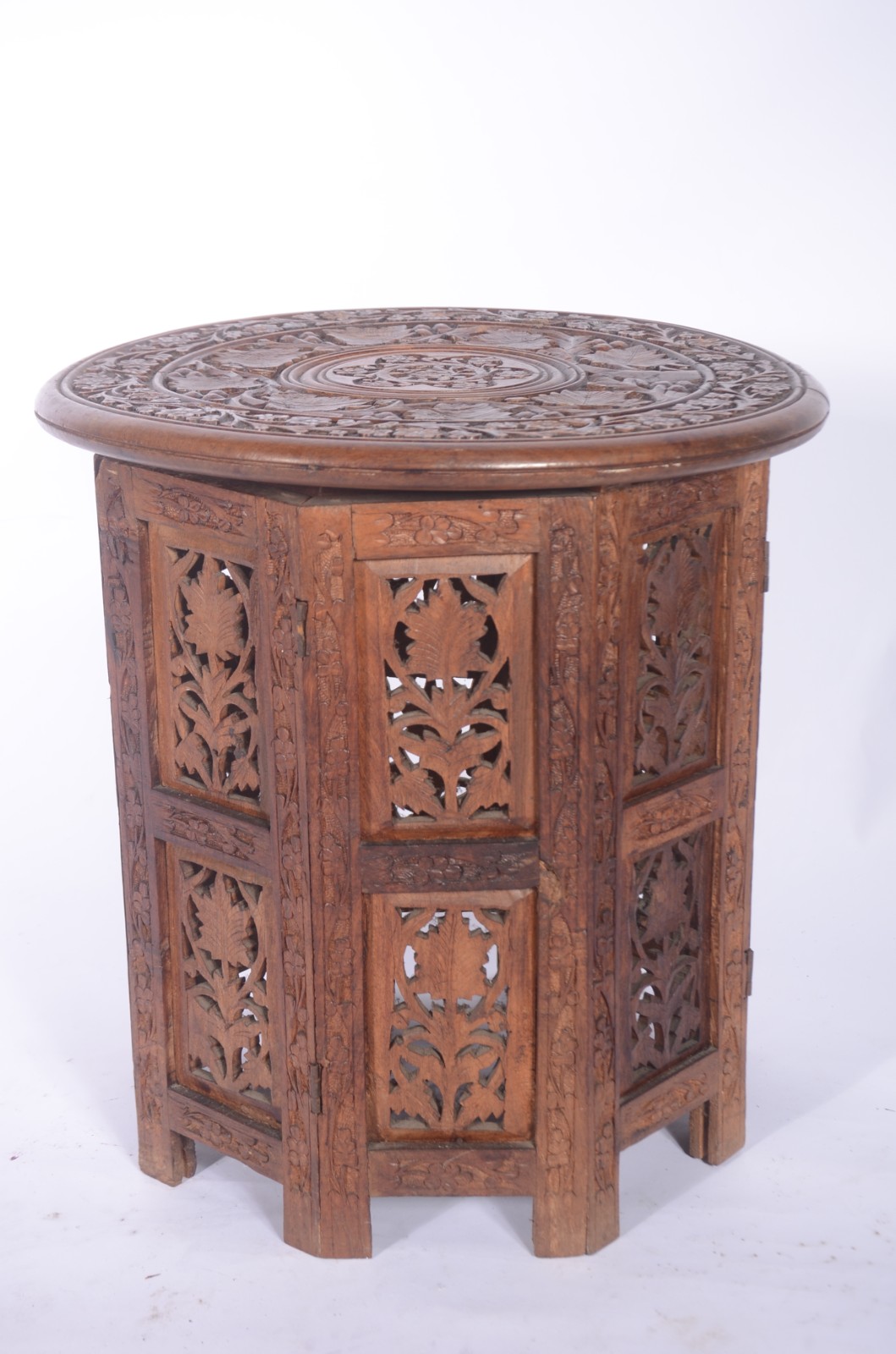 Mesa/banqueta oriental de madeira entalhada e vazada, tampo redondo... - foto 1 de 7