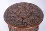 Mesa/banqueta oriental de madeira entalhada e v... - Mesa/banqueta oriental de madeira entalhada e vazada, tampo redondo apoiado sobre base feitio oitavada.