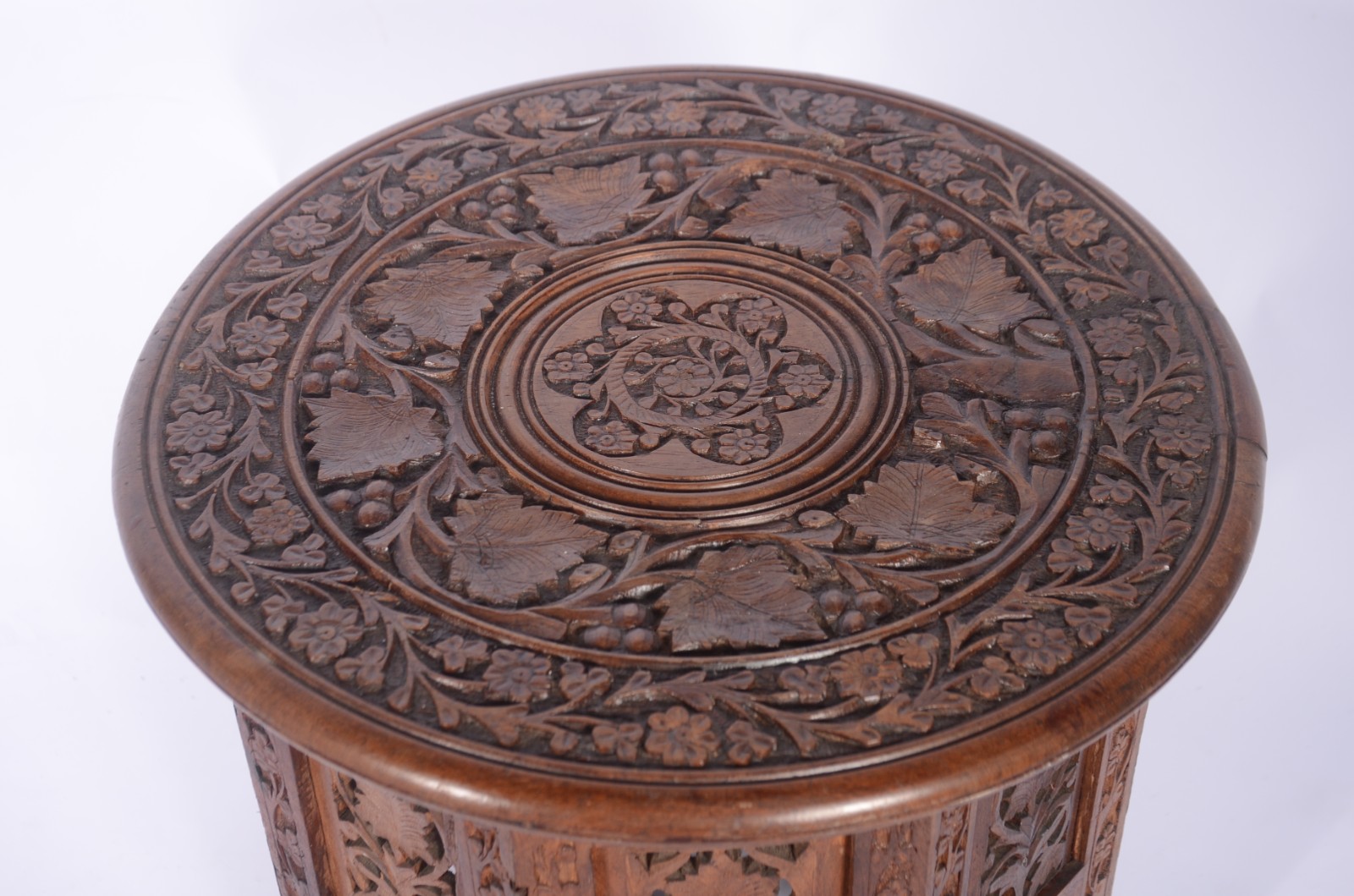 Mesa/banqueta oriental de madeira entalhada e vazada, tampo redondo... - foto 2 de 7