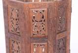 Mesa/banqueta oriental de madeira entalhada e v... - Mesa/banqueta oriental de madeira entalhada e vazada, tampo redondo apoiado sobre base feitio oitavada.