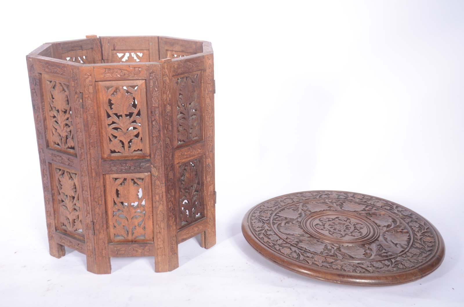 Mesa/banqueta oriental de madeira entalhada e vazada, tampo redondo... - foto 4 de 7