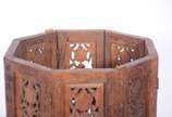 Mesa/banqueta oriental de madeira entalhada e v... - Mesa/banqueta oriental de madeira entalhada e vazada, tampo redondo apoiado sobre base feitio oitavada.