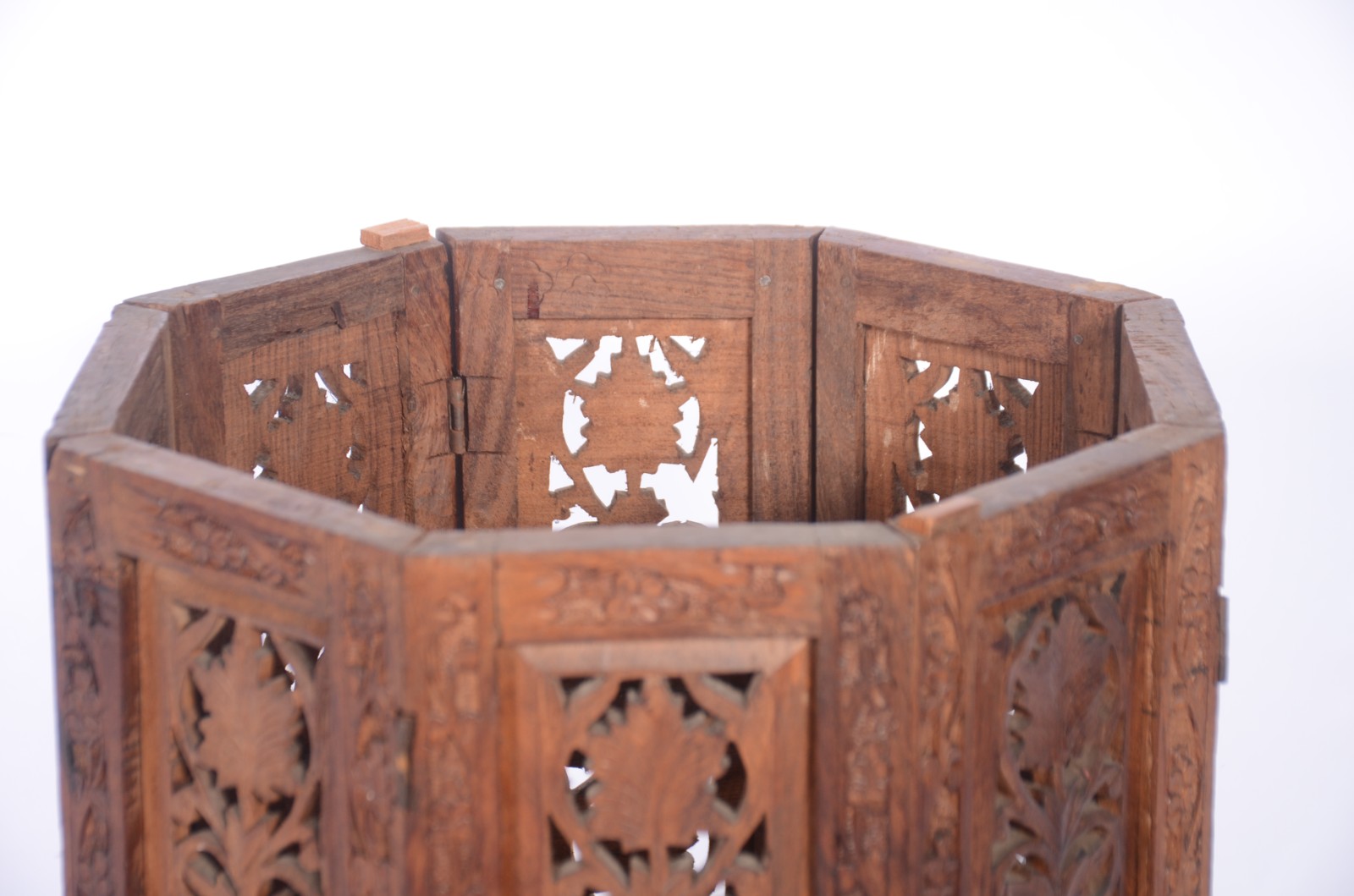 Mesa/banqueta oriental de madeira entalhada e vazada, tampo redondo... - foto 5 de 7