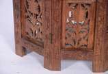 Mesa/banqueta oriental de madeira entalhada e v... - Mesa/banqueta oriental de madeira entalhada e vazada, tampo redondo apoiado sobre base feitio oitavada.