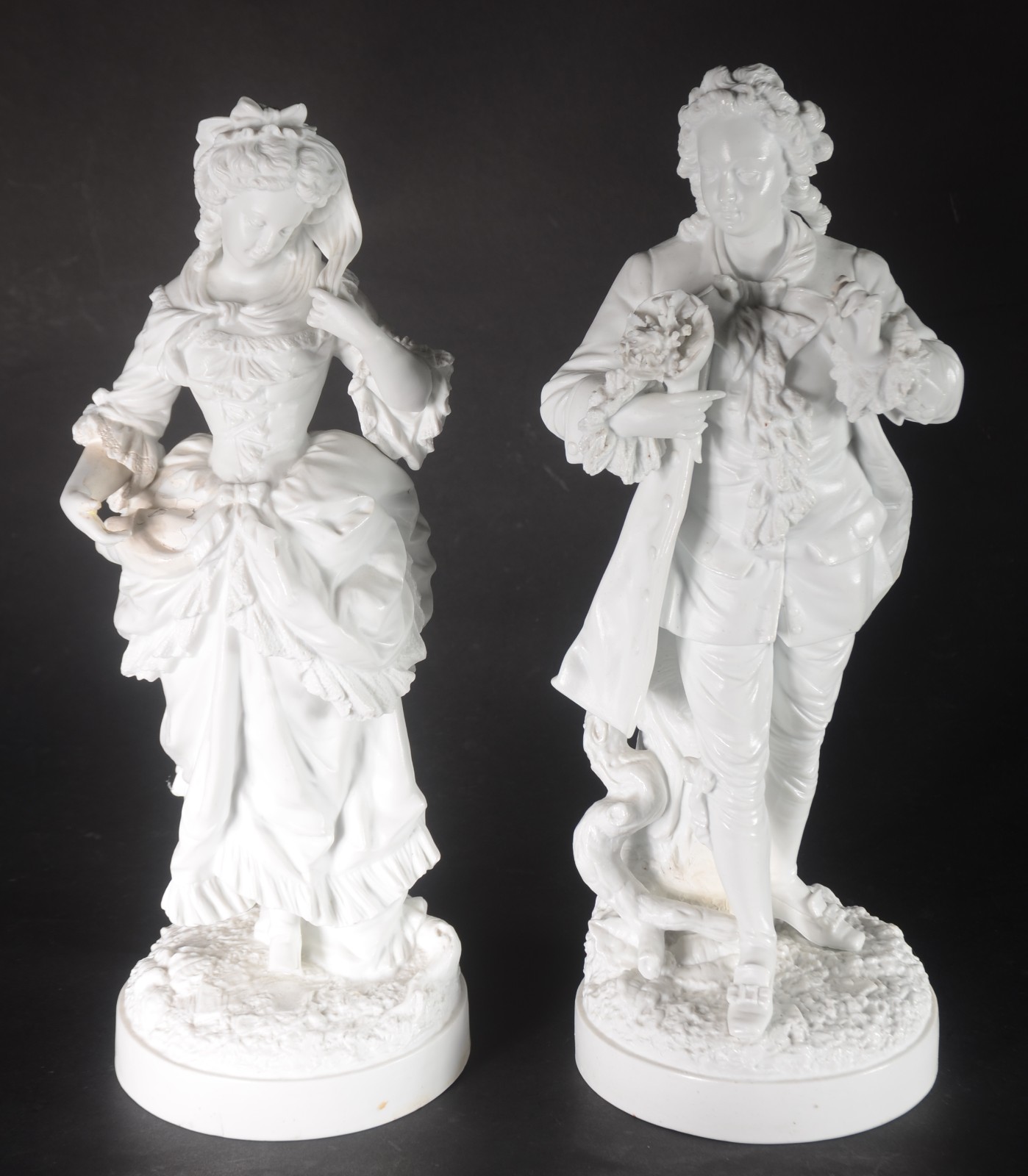 Par de figuras de biscuit branco europeu representando casal de... - foto 1 de 9