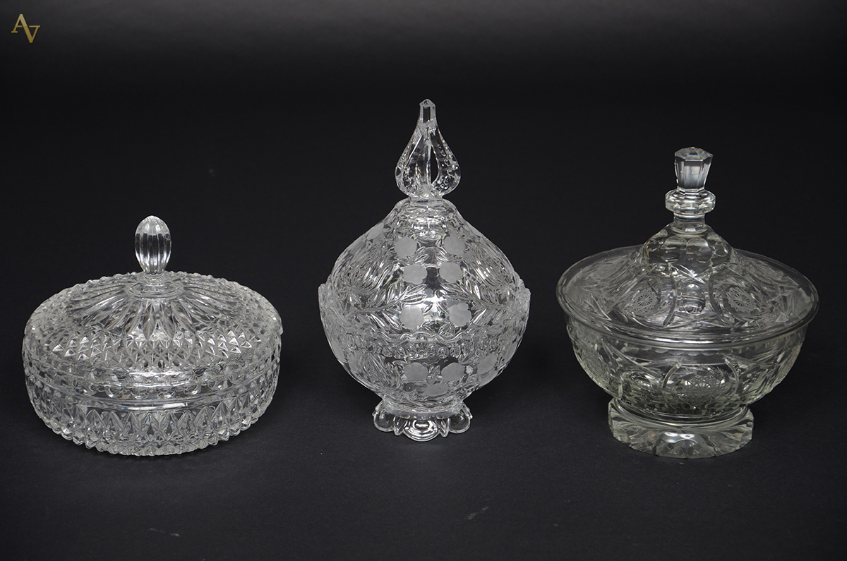 Três compoteiras de cristal lapidado, alturas 26, 22 e 16 cm.