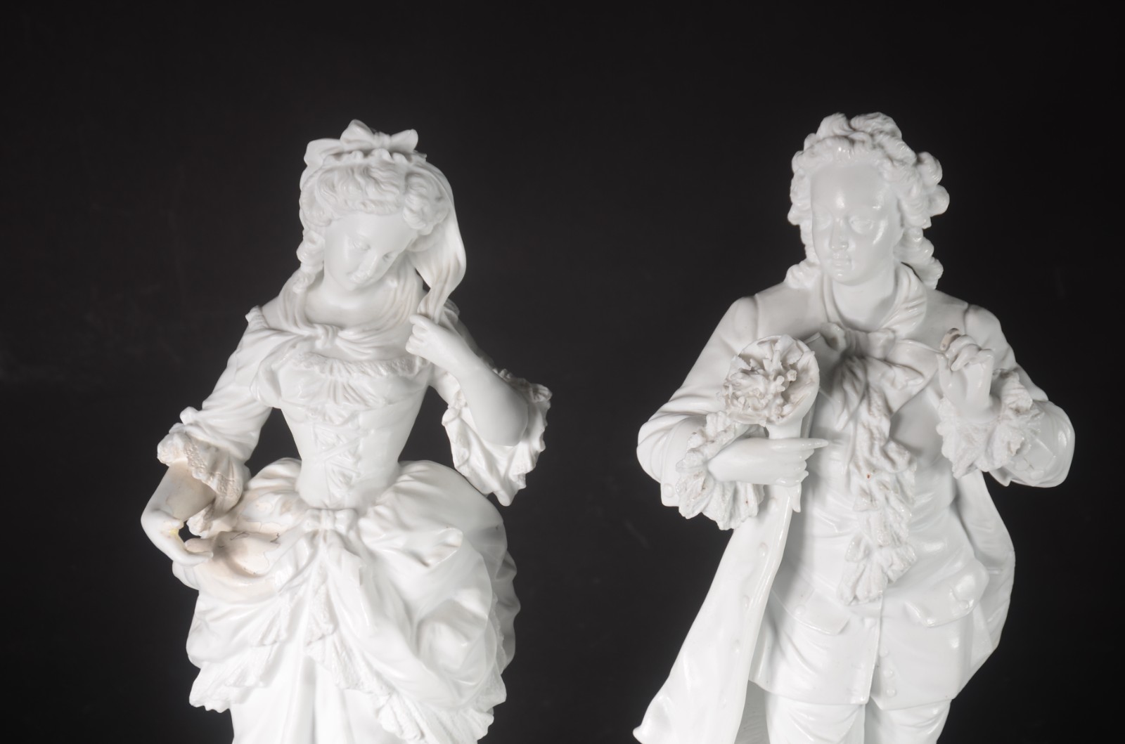 Par de figuras de biscuit branco europeu representando casal de... - foto 2 de 9