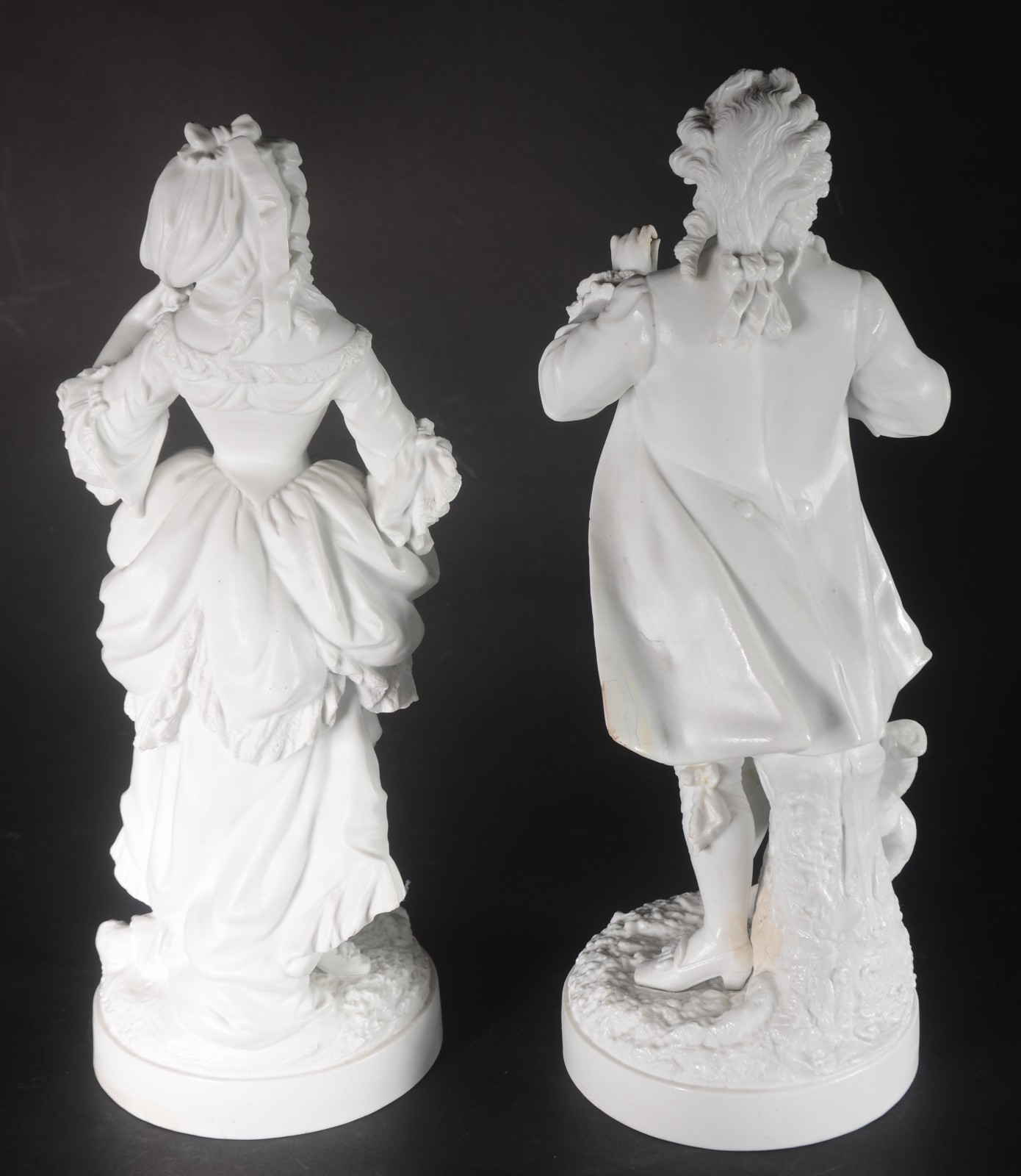 Par de figuras de biscuit branco europeu representando casal de... - foto 4 de 9