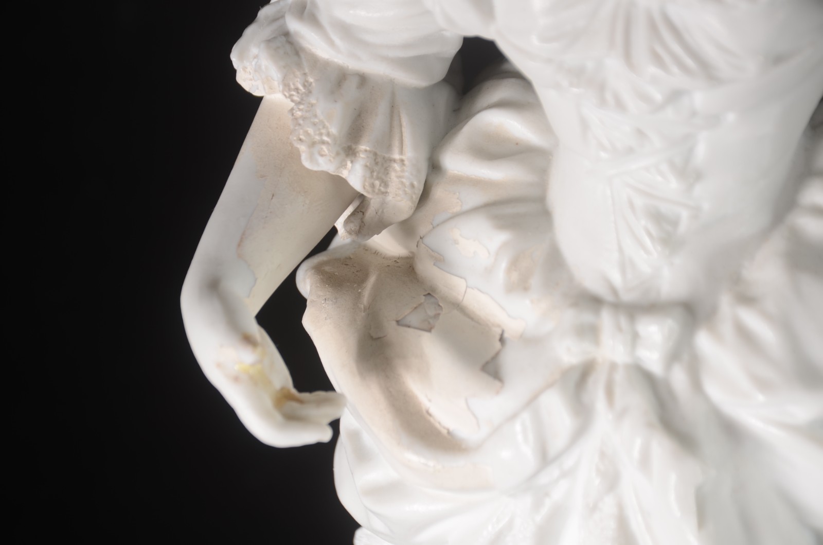 Par de figuras de biscuit branco europeu representando casal de... - foto 5 de 9