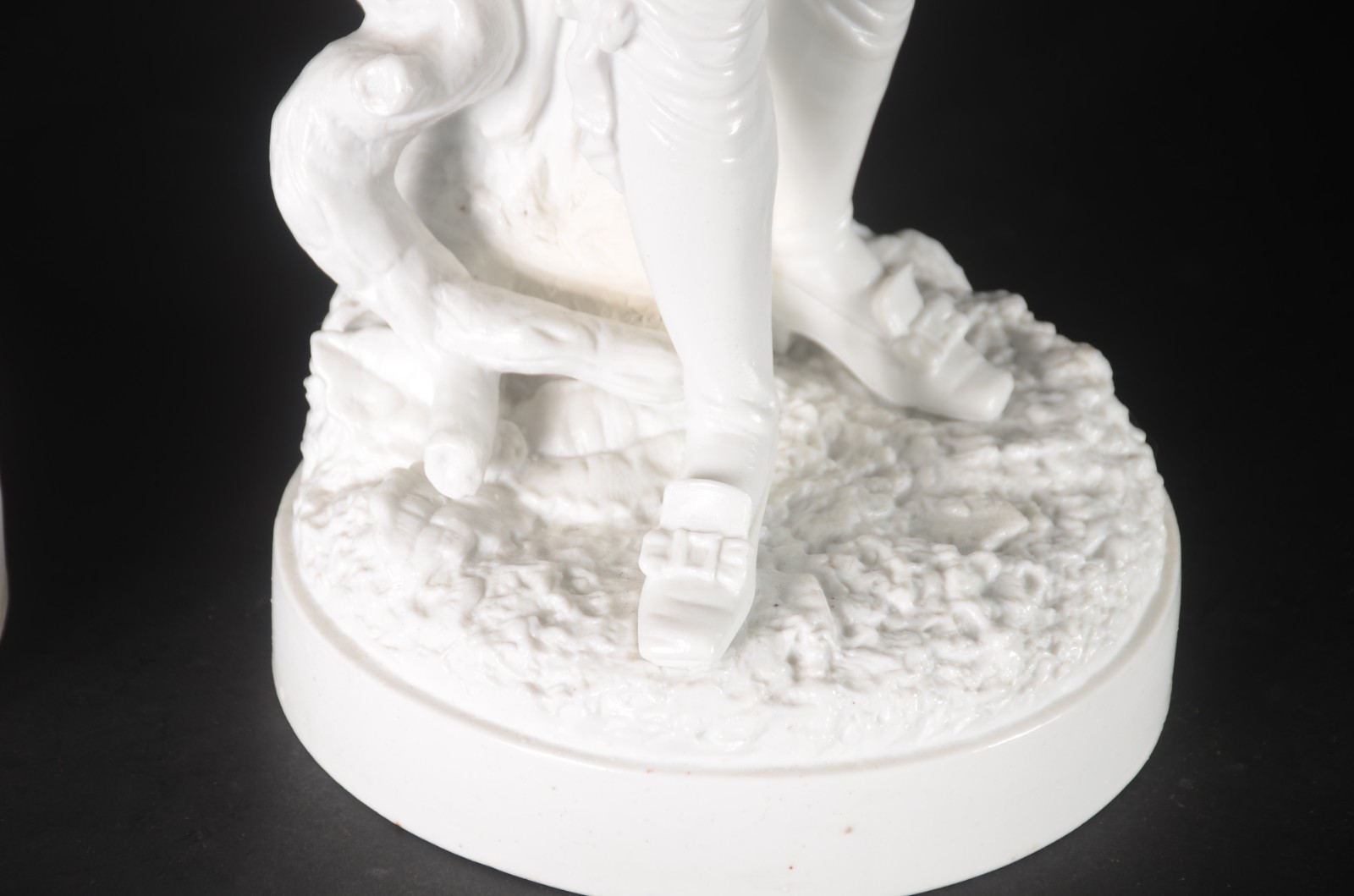 Par de figuras de biscuit branco europeu representando casal de... - foto 6 de 9