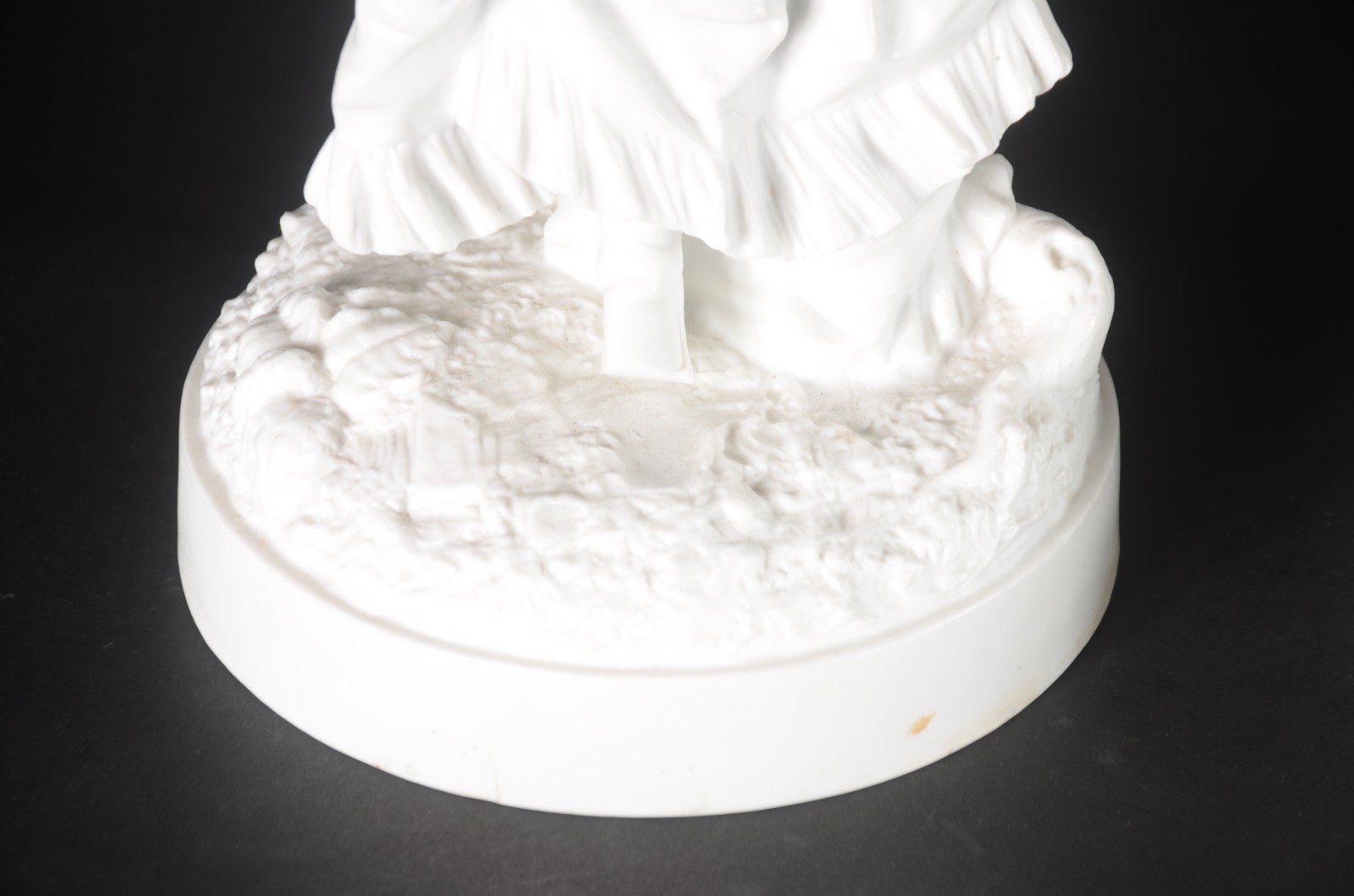 Par de figuras de biscuit branco europeu representando casal de... - foto 7 de 9