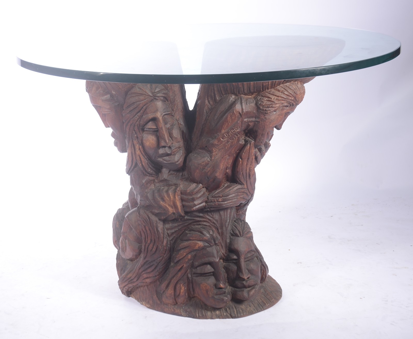 Mesa redonda com tampo de vidro, base de madeira com figuras... - foto 1 de 10