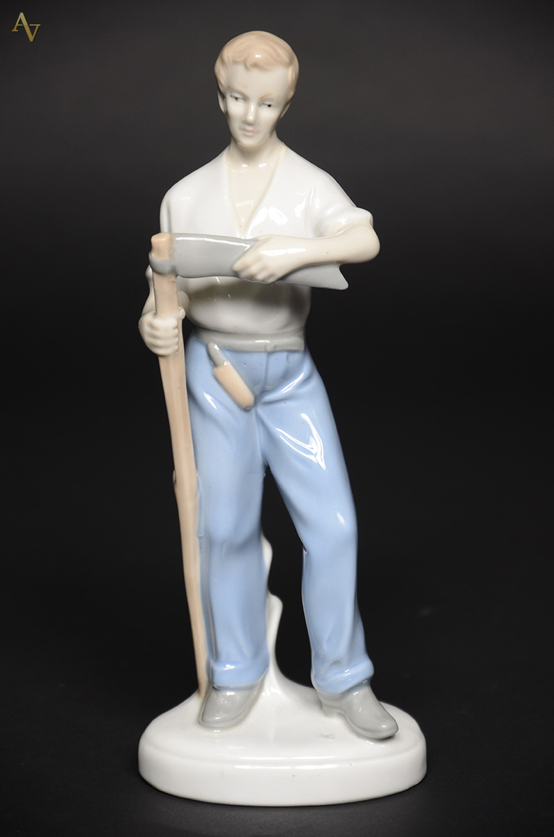 Escultura em porcelana representando figura masculina. Altura 25 cm. - foto 1 de 2