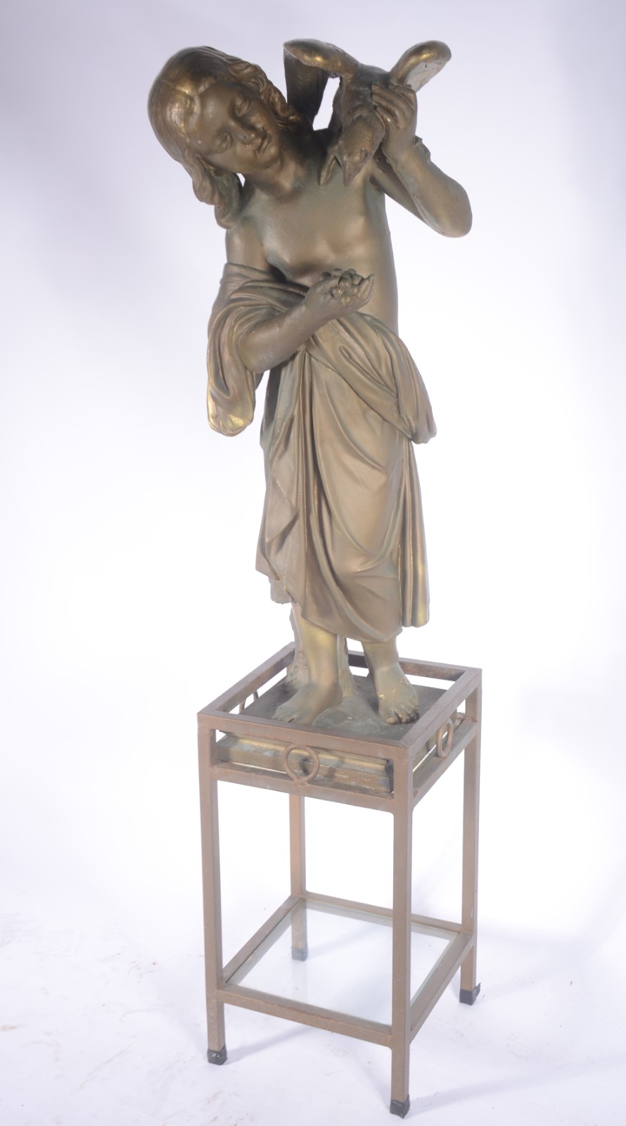 Estatueta de metal patinado representando figura feminina com... - foto 1 de 7