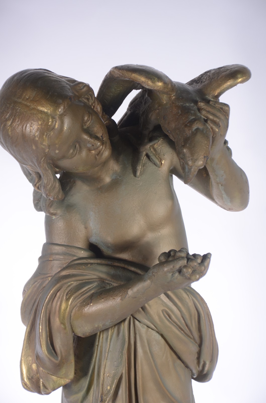 Estatueta de metal patinado representando figura feminina com... - foto 3 de 7