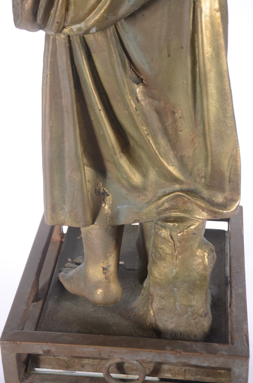 Estatueta de metal patinado representando figura feminina com... - foto 4 de 7