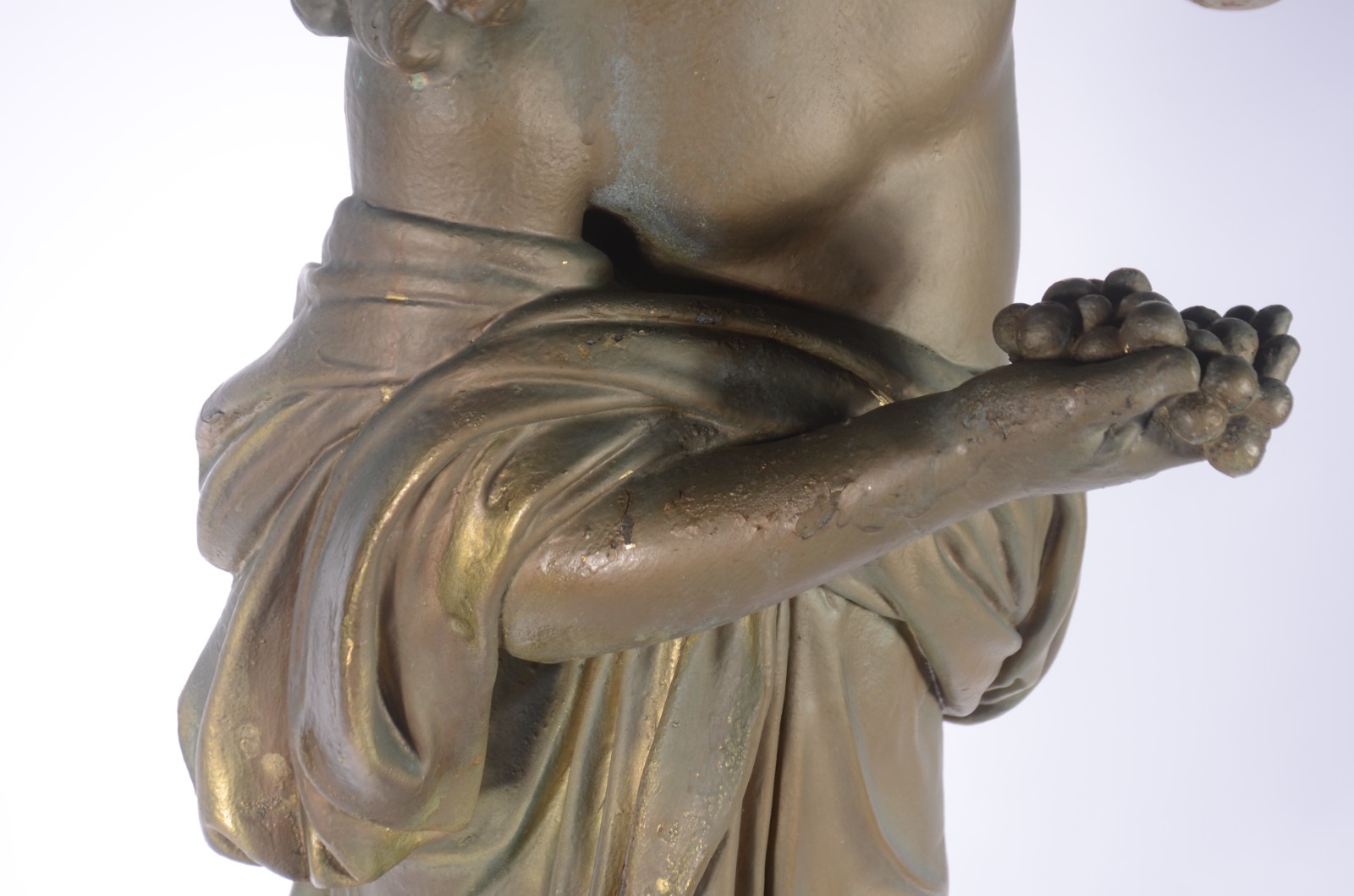 Estatueta de metal patinado representando figura feminina com... - foto 5 de 7