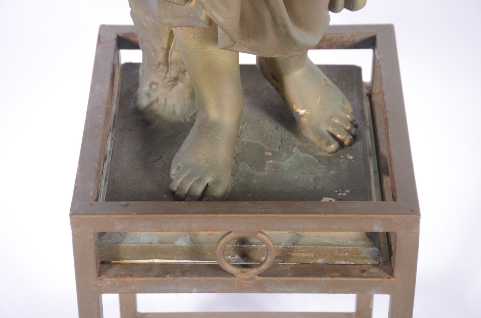 Estatueta de metal patinado representando figura feminina com... - foto 6 de 7
